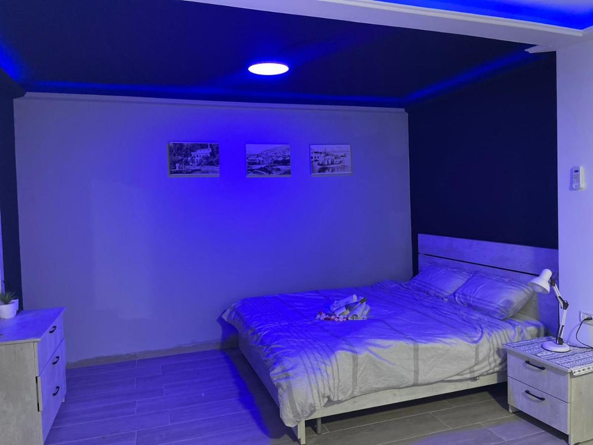 חדרי לייבל Label Rooms Blue & Red ทิเบเรียส ภายนอก รูปภาพ