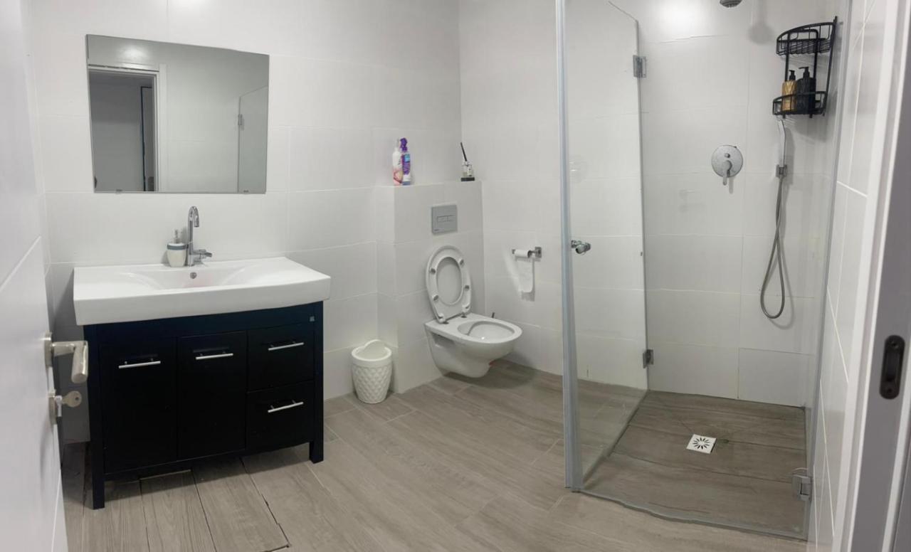 חדרי לייבל Label Rooms Blue & Red ทิเบเรียส ภายนอก รูปภาพ