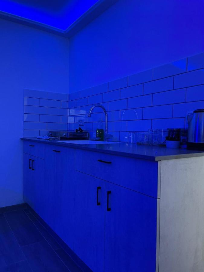 חדרי לייבל Label Rooms Blue & Red ทิเบเรียส ภายนอก รูปภาพ